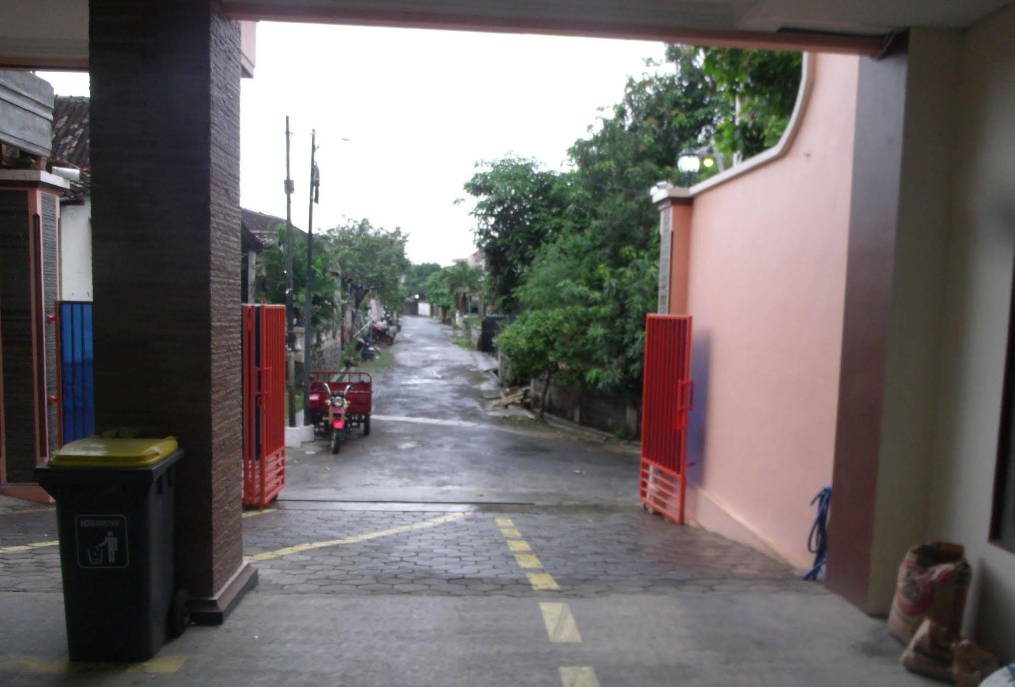 Griya Rambutan Barat Homestay *